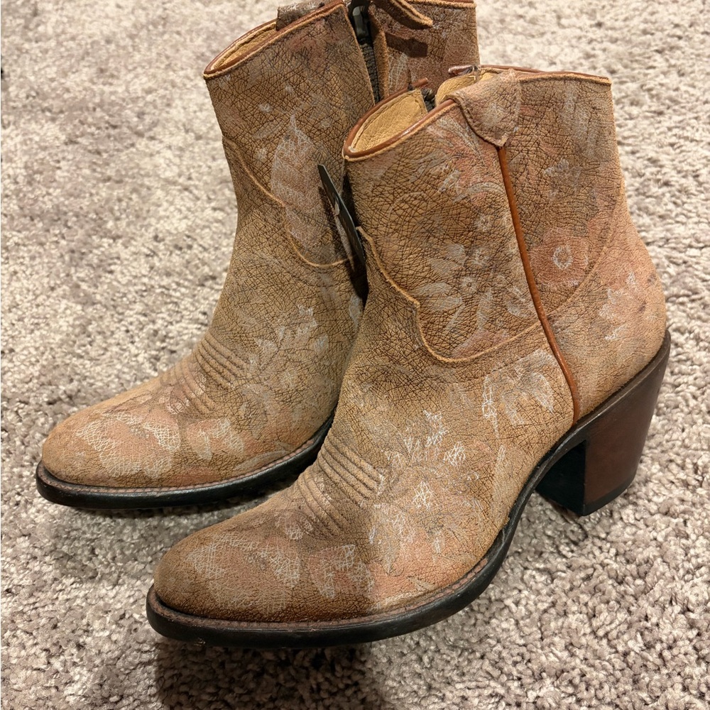 Shyanne Tan Floral Ankle Booties like new with Tag - Picture 2 of 10